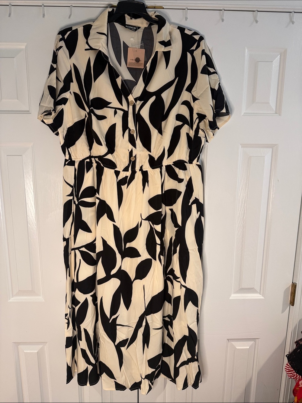 BloomChic Black & White Leaf Print Buttons Waist-Defining Midi Dress